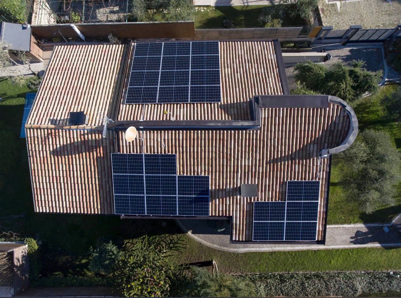 Installazione pannelli fotovoltaici su tetto residenziale con tegole in cotto - vista aerea - Parisse Impianti