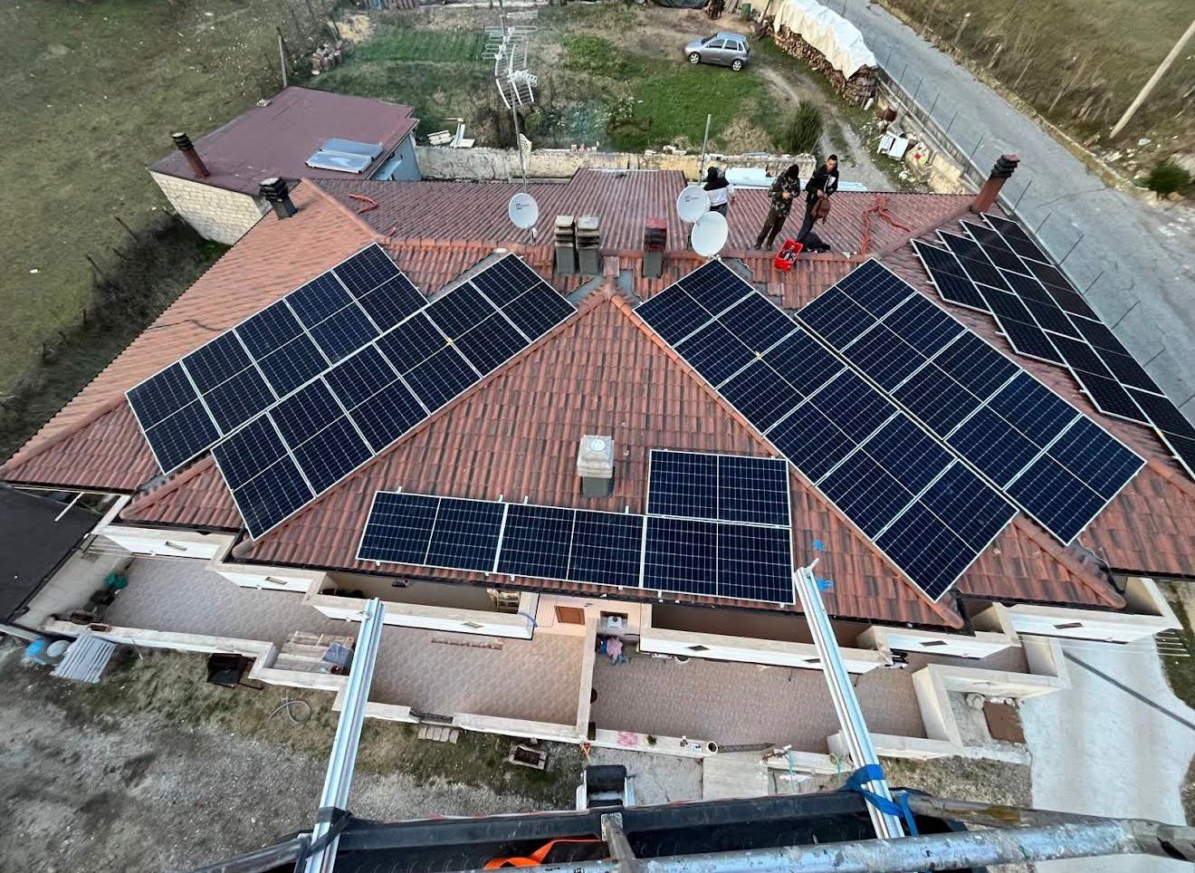 Installazione pannelli fotovoltaici con tecnici al lavoro su tetto - vista aerea - Parisse Impianti